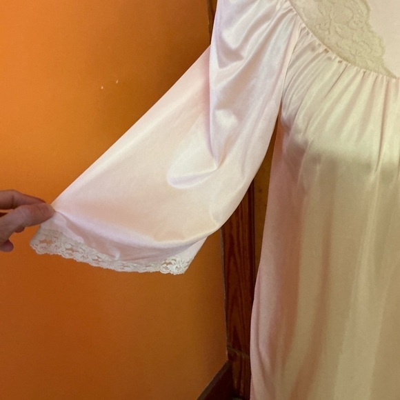 Vintage 60s feminine lace trimmed robe - Picture 4 of 11